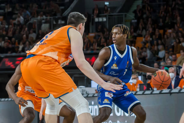 极为严峻的 极为严峻的